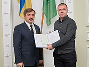 Під час нагородження премією Харківської міськради, вручає секретар міськради Олександр Новак