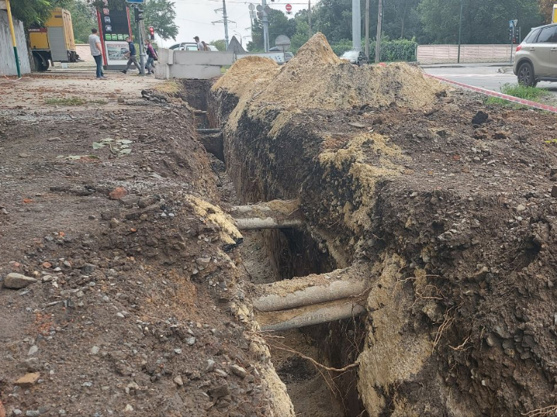 Бригади КП «Харківводоканал» перекладають водовід на вул. Весніна