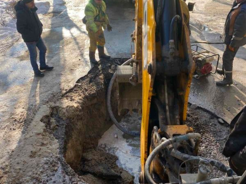 У Київському районі відновлюють водовід