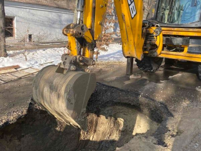 У Київському районі відновлюють водовід