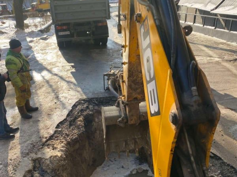 У Київському районі відновлюють водовід