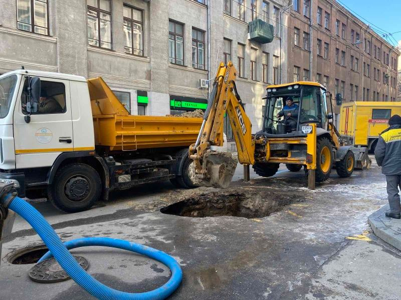 Бригади КП «Харківводоканал» оперативно усунули протікання на трубопроводі по вулиці Квітки-Основ'яненка