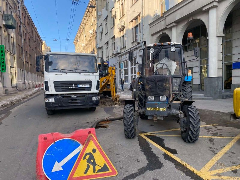 Бригади КП «Харківводоканал» оперативно усунули протікання на трубопроводі по вулиці Квітки-Основ'яненка