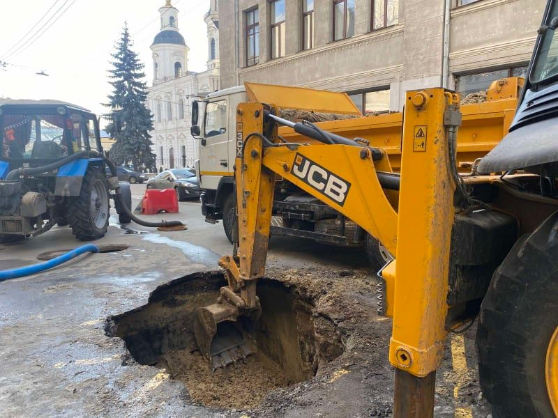 Бригади КП «Харківводоканал» оперативно усунули протікання на трубопроводі по вулиці Квітки-Основ'яненка