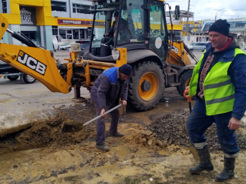 У всіх районах Харкова відновлюють пошкоджені водоводи