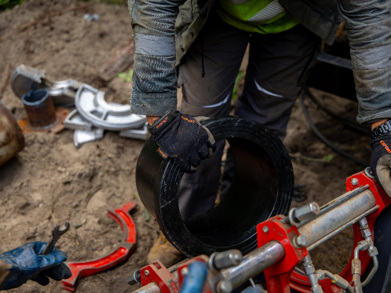 У Новобаварському районі замінили 740 метрів водопроводів