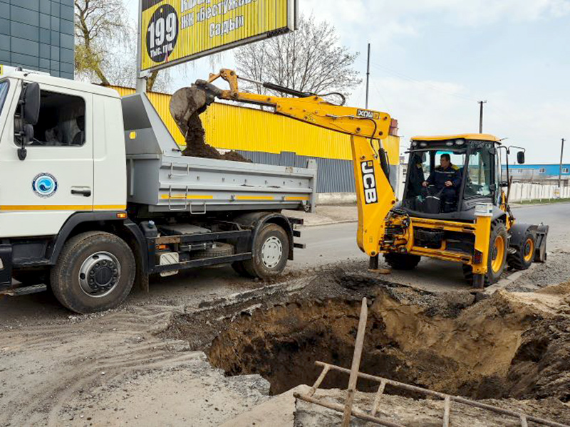 По вулиці Академіка Білецького йде заміна ділянки трубопроводу