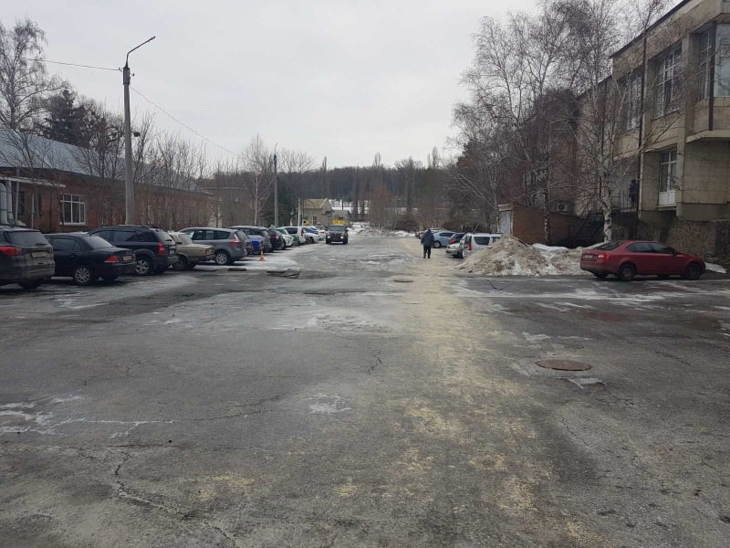 Підходи до абонентських відділів та всіх підрозділів КП «Харківводоканал» посипані піщано-сольовою сумішшю