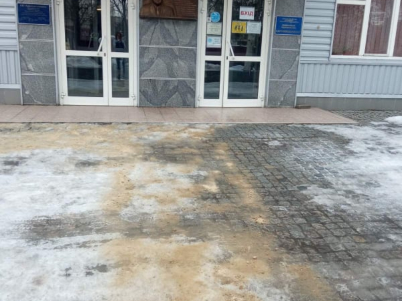 Підходи до абонентських відділів та всіх підрозділів КП «Харківводоканал» посипані піщано-сольовою сумішшю
