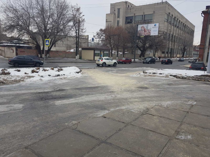Підходи до абонентських відділів та всіх підрозділів КП «Харківводоканал» посипані піщано-сольовою сумішшю