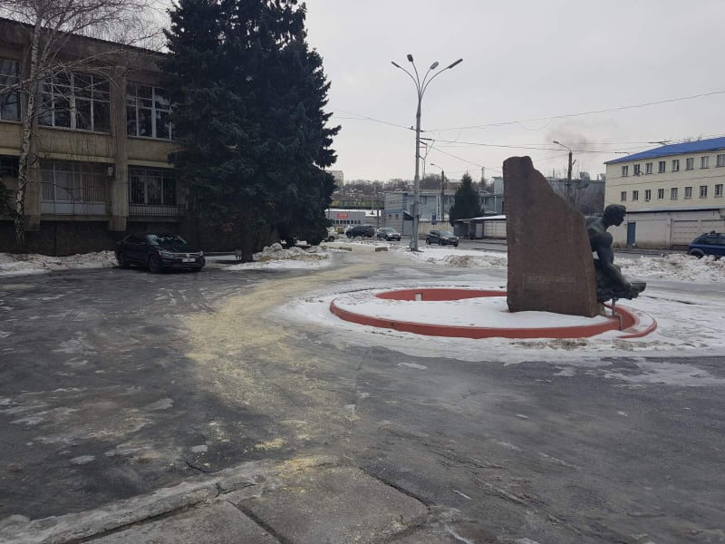 Підходи до абонентських відділів та всіх підрозділів КП «Харківводоканал» посипані піщано-сольовою сумішшю