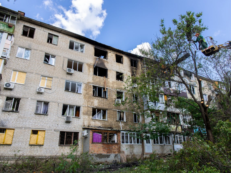 Ремонтники «Харківводоканалу» відновлюють послуги у будинках, що постраждали від ворожого обстрілу