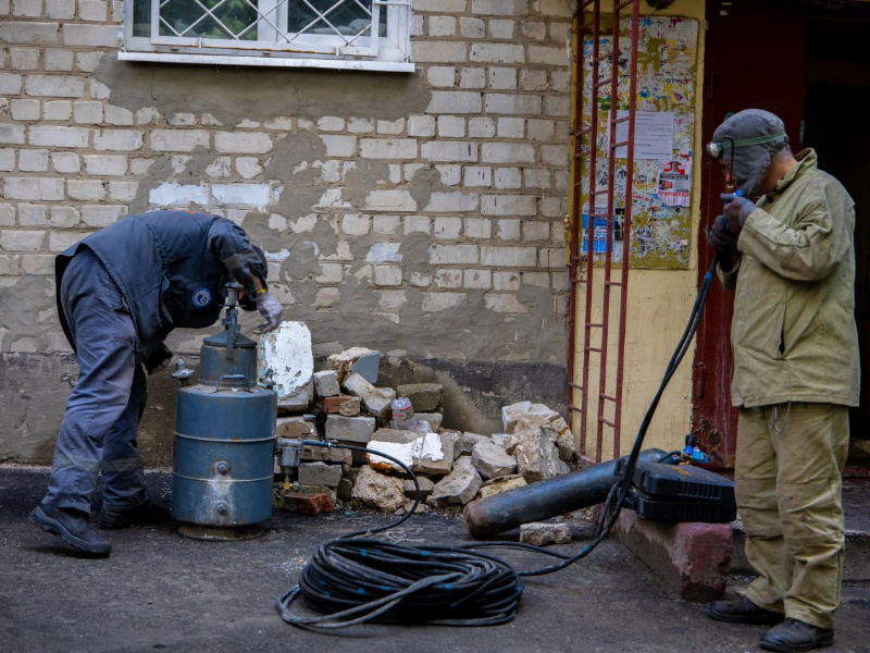 Ремонтники «Харківводоканалу» відновлюють послуги у будинках, що постраждали від ворожого обстрілу