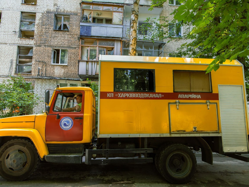 Ремонтники «Харківводоканалу» відновлюють послуги у будинках, що постраждали від ворожого обстрілу