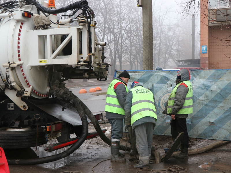 У Київському районі оновлюють колектор