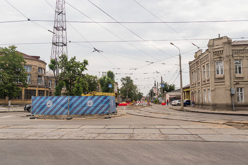 На перехресті вулиць Гольдбергівської і Москалівської проводять заміну труб методом горизонтально направленого буріння