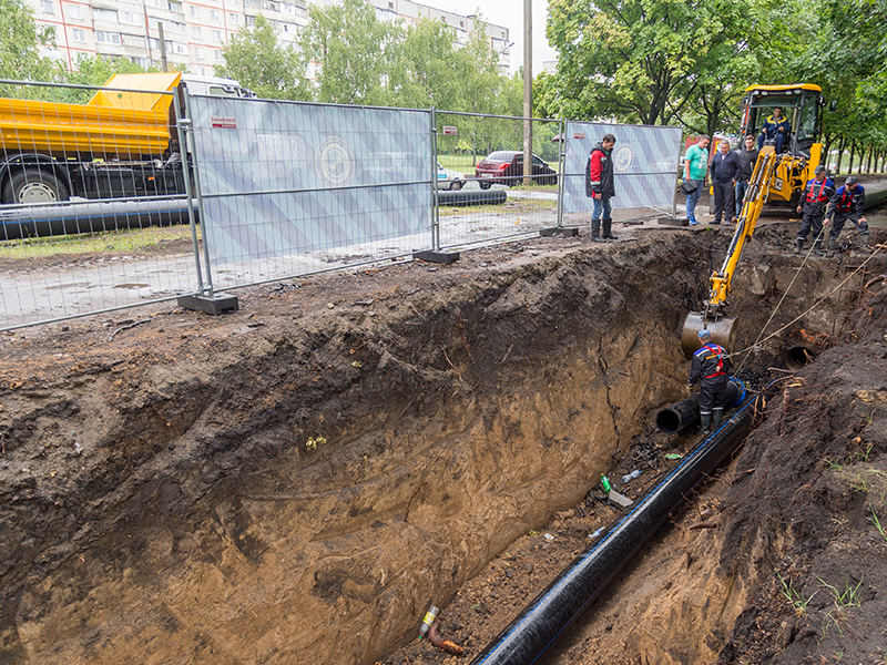 По вулиці Тракторобудівників проводять заміну водопровідних труб методом санації