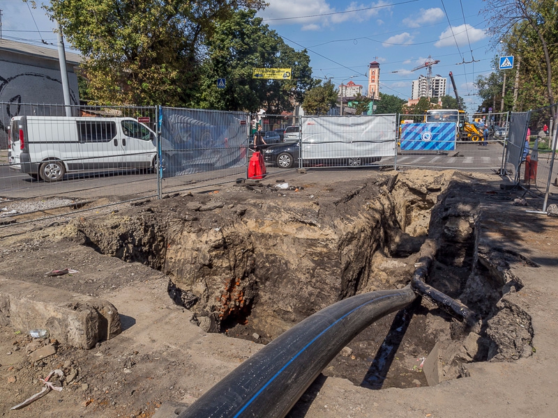 По вулиці Маршала Конєва проводиться заміна трубопроводів безтраншейним методом