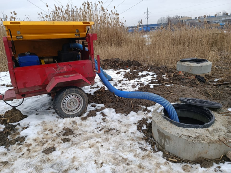 Бригади КП «Харківводоканал» оперативно відновлюють магістральний трубопровід на Ново-Баварському проспекті