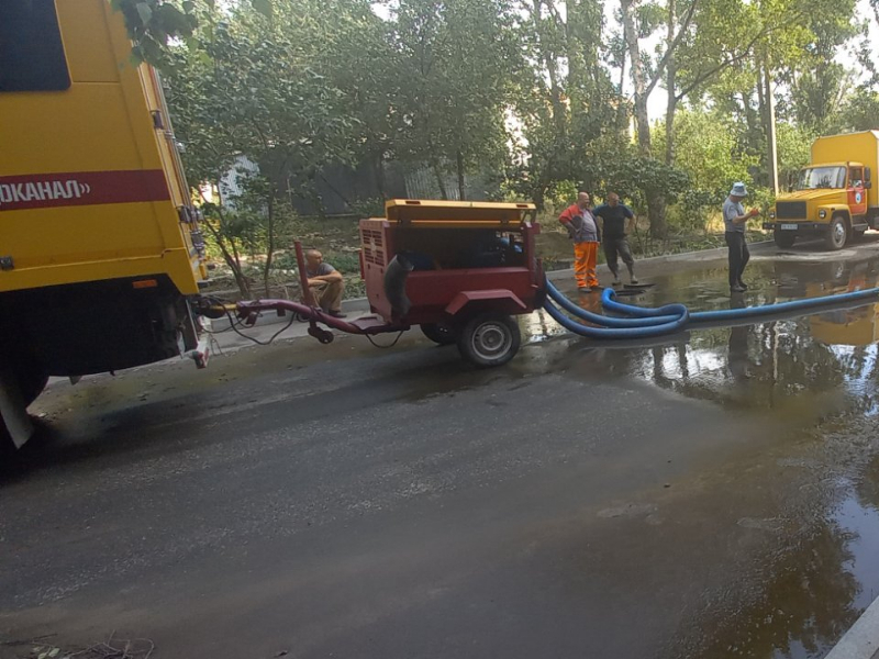 У Новобаварському районі оперативно відновлюють водопостачання