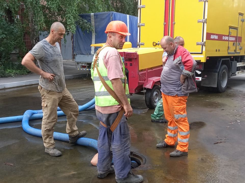 У Новобаварському районі оперативно відновлюють водопостачання