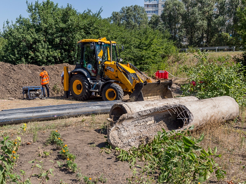 В Індустріальному районі проводиться заміна трубопроводу, що з'єднує два мікрорайони