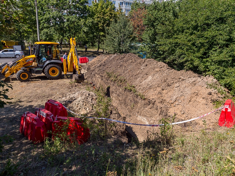 В Індустріальному районі проводиться заміна трубопроводу, що з'єднує два мікрорайони
