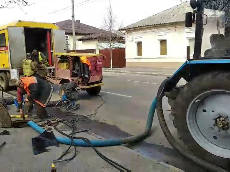 У Харкові оперативно відновлюють пошкоджені водоводи