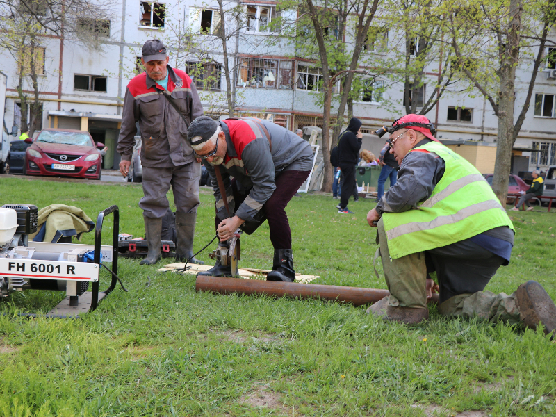 Ремонтники «Харківводоканалу» відновлюють комунікації у будинках після ракетного удару