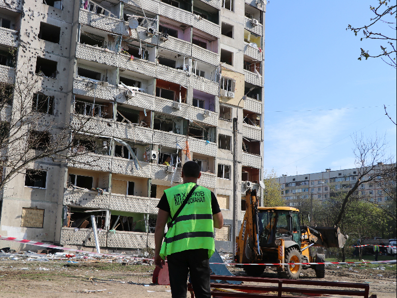 Ремонтники «Харківводоканалу» відновлюють комунікації у будинках після ракетного удару