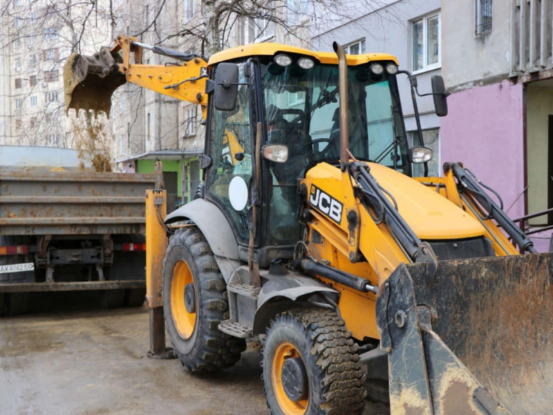 У Новобаварському районі перекладають трубопроводи