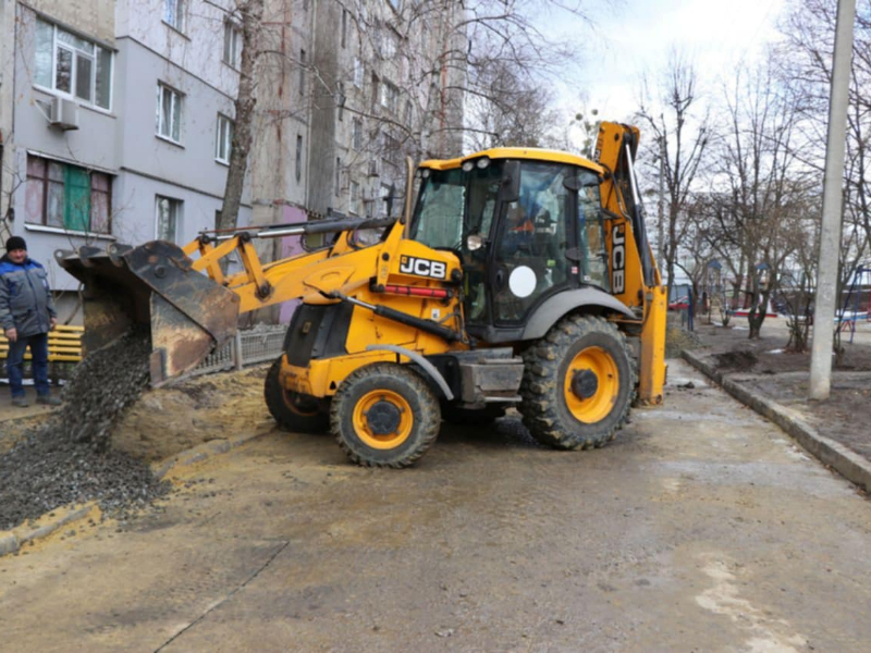 У Новобаварському районі перекладають трубопроводи