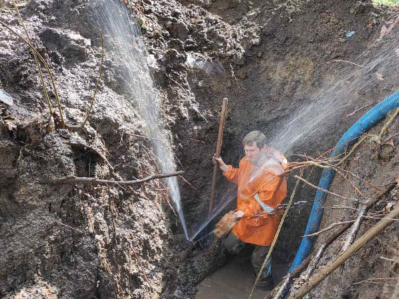 У Харкові відновлюють водорозбірні колонки