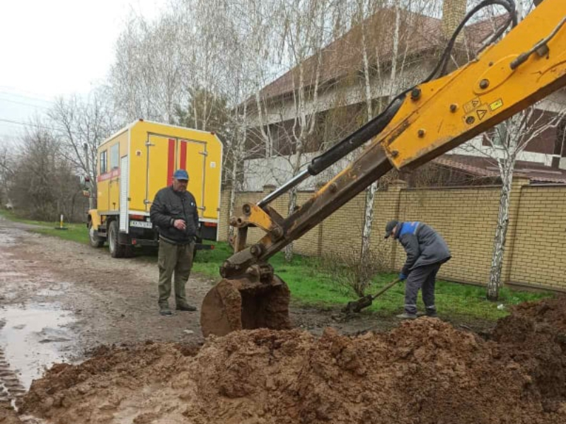 У Харкові відновлюють водорозбірні колонки