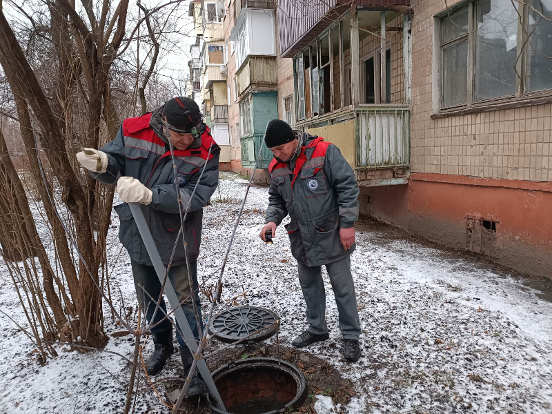 Ремонтники КП «Харківводоканал» інтенсивно відновлюють внутрішньобудинкові системи у Салтівському районі