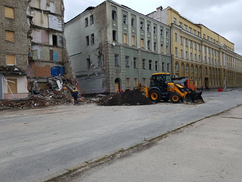У Основ'янському районі відновлюють пошкоджені вибухом мережі водовідведення