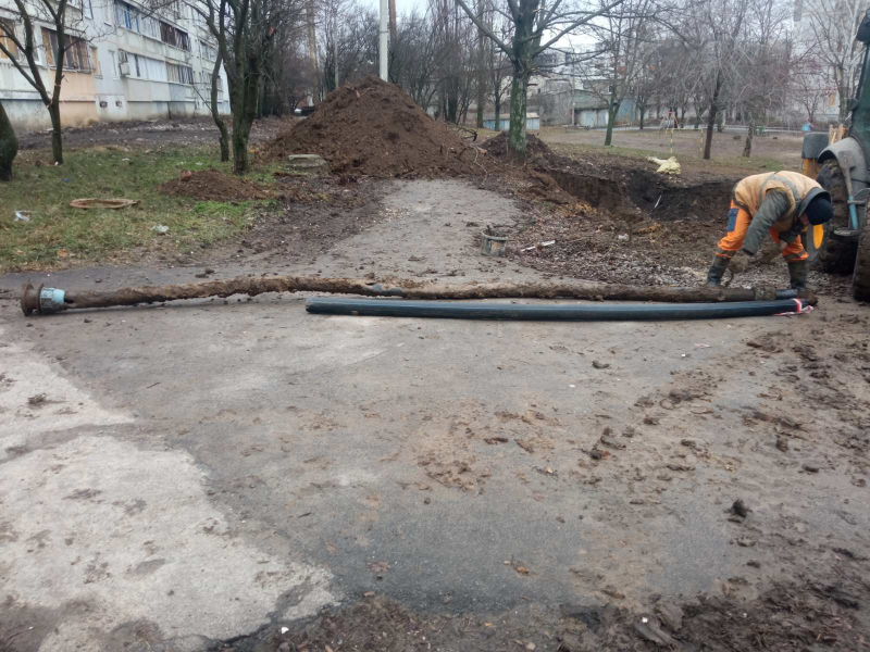 У Київському районі оперативно ремонтують водоводи