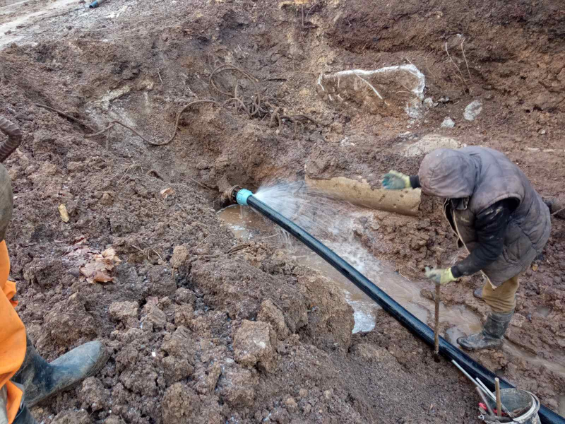 У Київському районі оперативно ремонтують водоводи