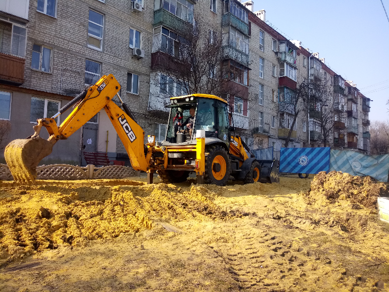 На Ново-Баварському проспекті відновлюють каналізаційний колектор
