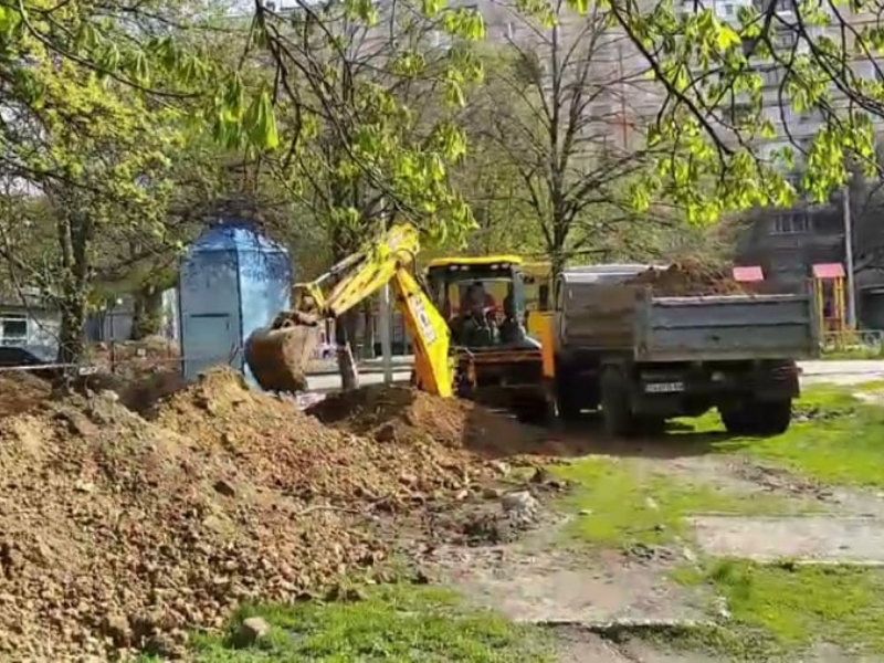 У Холодногірському районі перекладають транзитний трубопровід