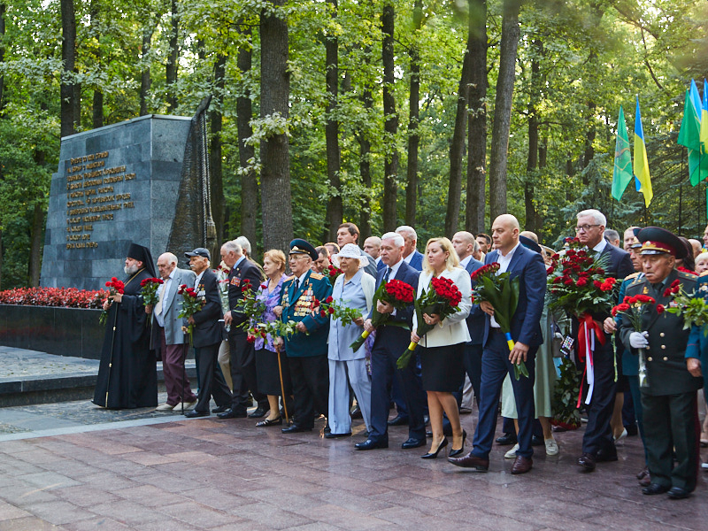 На Меморіалі Слави вшанували пам'ять героїв-визволителів Харкова