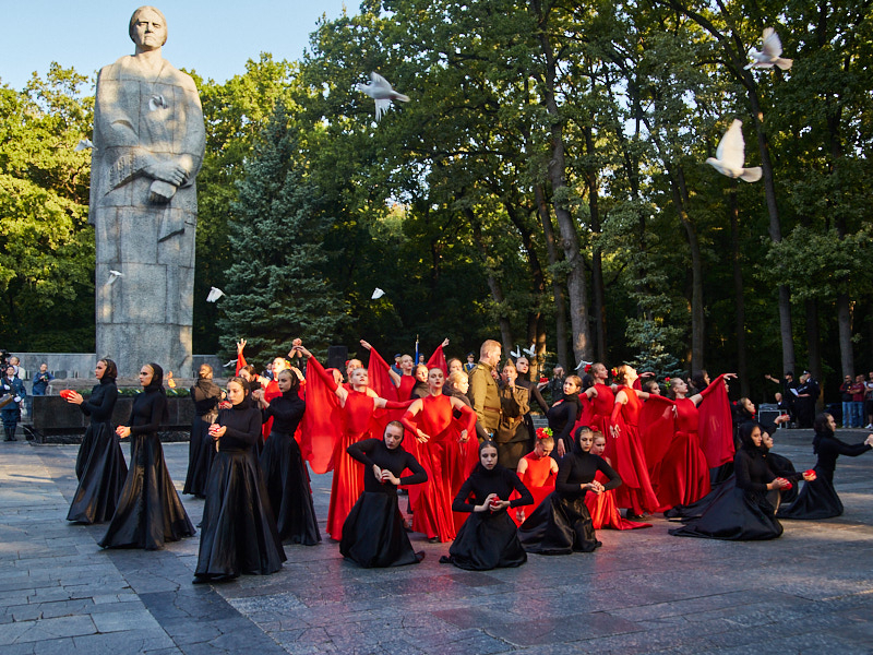 На Меморіалі Слави вшанували пам'ять героїв-визволителів Харкова