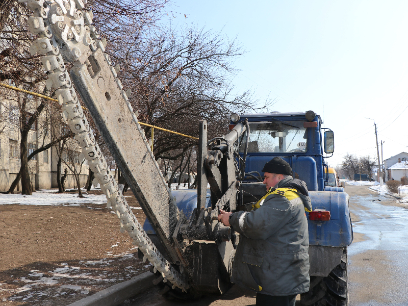 У Новобаварському районі оперативно відновлюють водопостачання