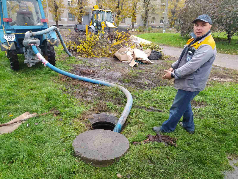 У Новобаварському районі оперативно відновлюють трубопроводи