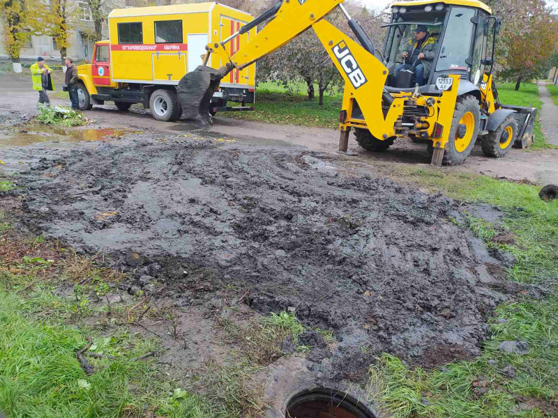 У Новобаварському районі оперативно відновлюють трубопроводи