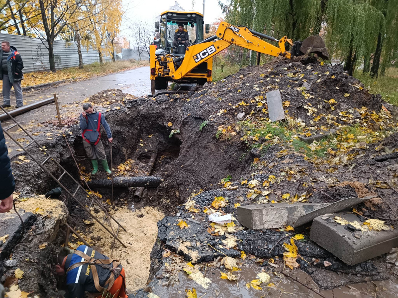 У Київському районі продовжують відновлювати пошкоджені вибухами водоводи