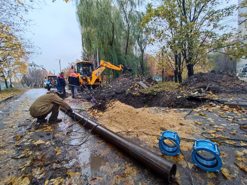 У Київському районі продовжують відновлювати пошкоджені вибухами водоводи