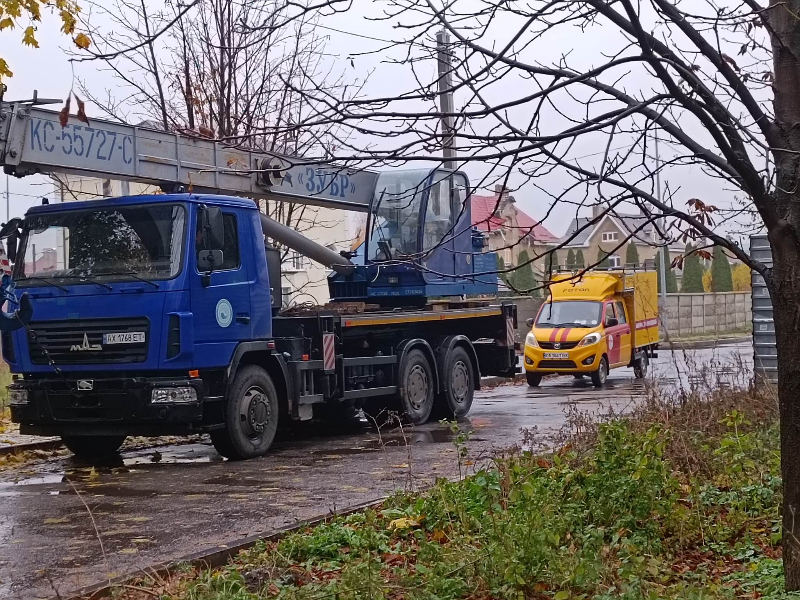 У Київському районі продовжують відновлювати пошкоджені вибухами водоводи