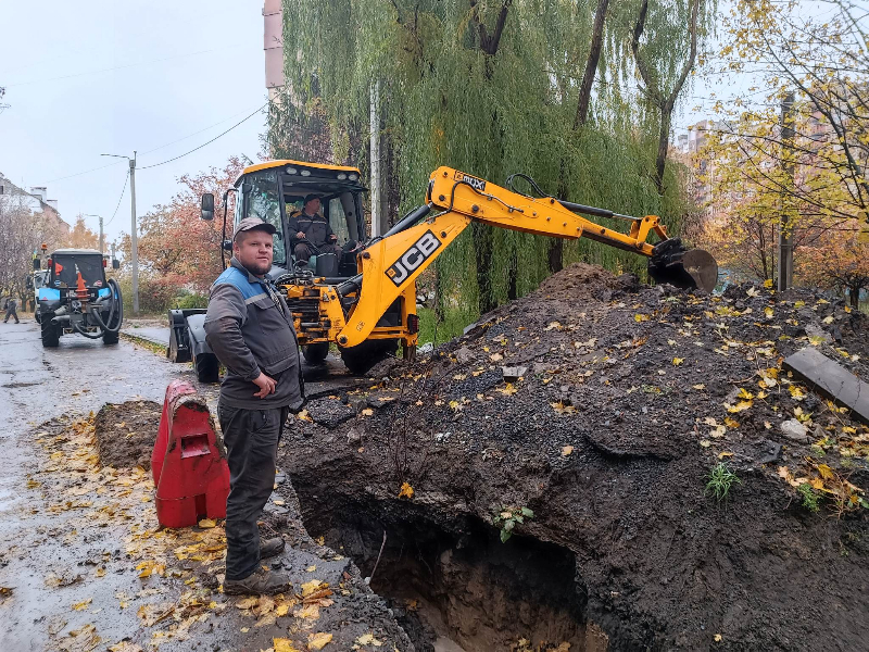 У Київському районі продовжують відновлювати пошкоджені вибухами водоводи
