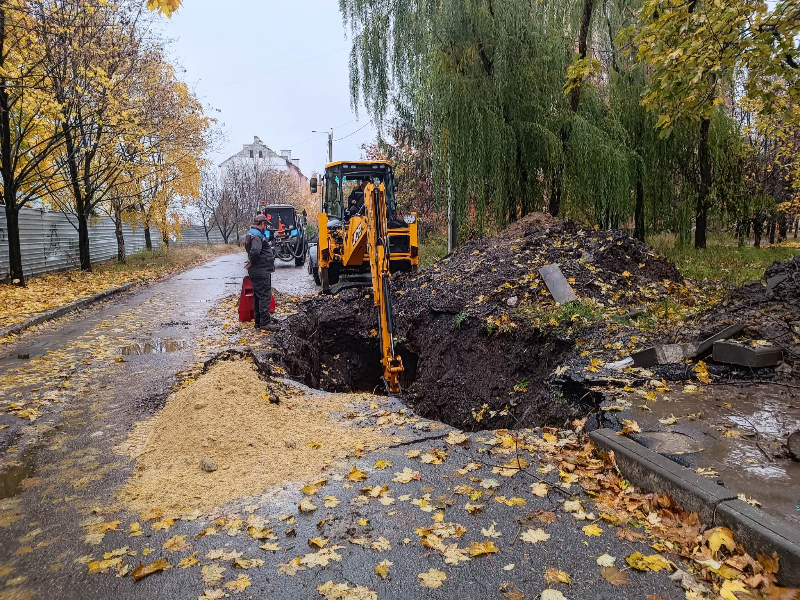 У Київському районі продовжують відновлювати пошкоджені вибухами водоводи